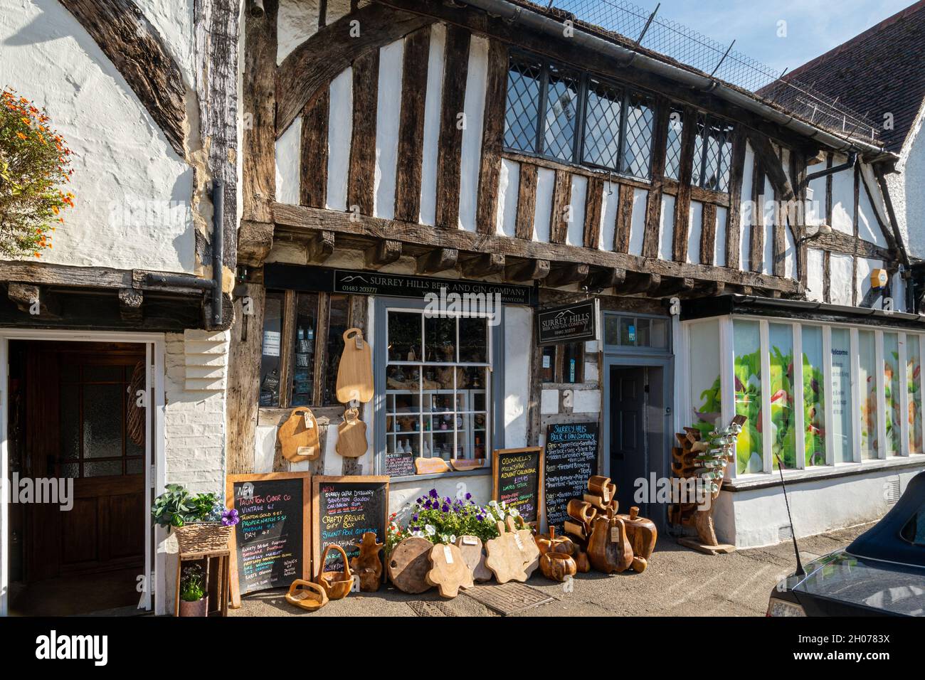 Shere Village, Surrey Hills Beer and Gin Company negozio in un cottage a graticcio, Surrey, Regno Unito Foto Stock