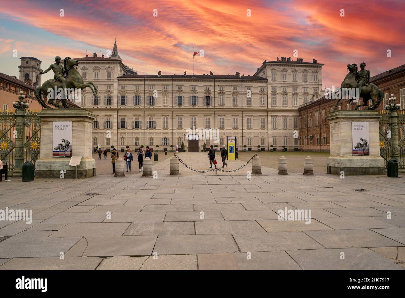 Torino, Piemonte, Italia - 4 aprile 2016: Palazzo reale di Torino residenza storica della famiglia Savoia fino al 1865 in piazza Castello (piazza Castello) Foto Stock