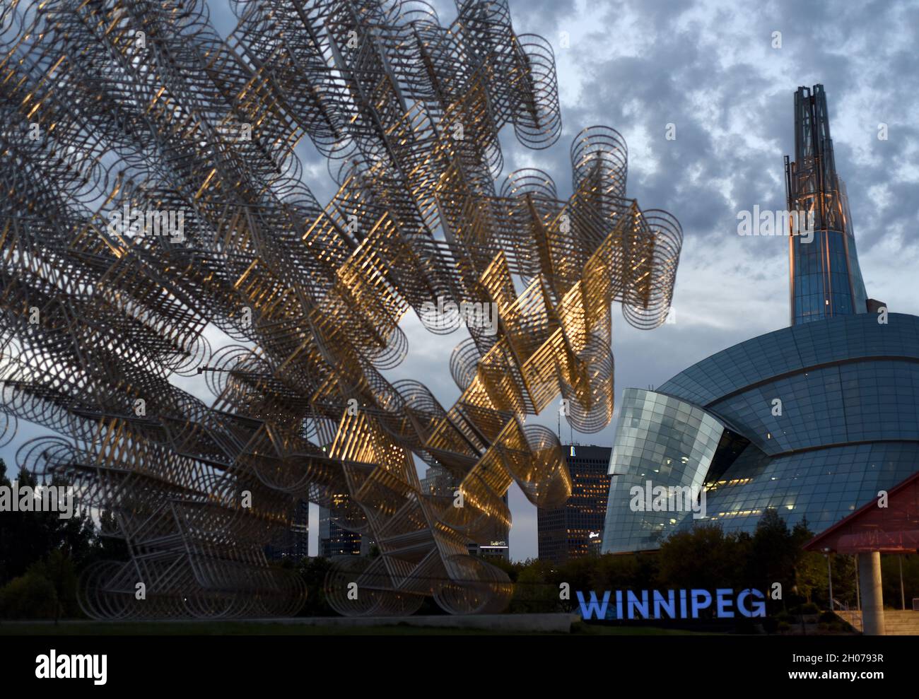 Il Canadian Museum for Human Rights (R) di Winnipeg, Manitoba, Canada è affiancato dalla scultura Forever Bicycles di ai Weiwei. Foto Stock