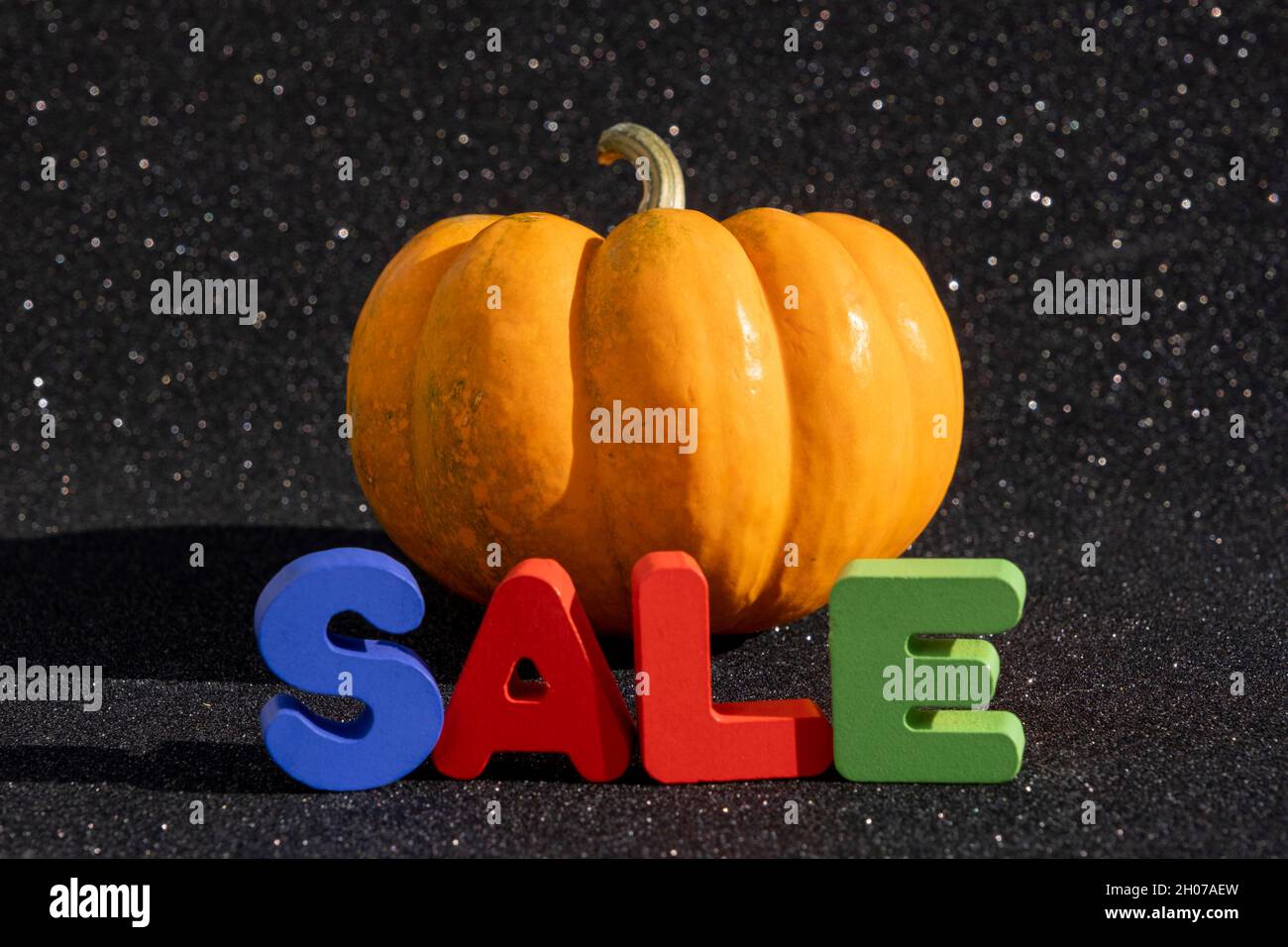 Speciale concetto di vendite di Halloween: Poster o banner di sconto stagionale per i negozi. Zucca promozionale e testo di vendita sfondo con spazio copia. Colorato Foto Stock