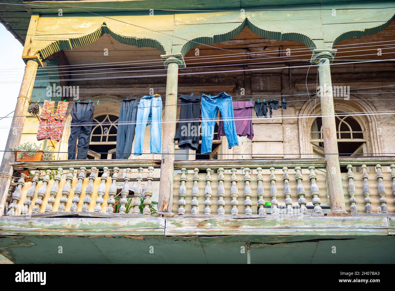 balcone colorato in una casa in kutaisi Foto Stock