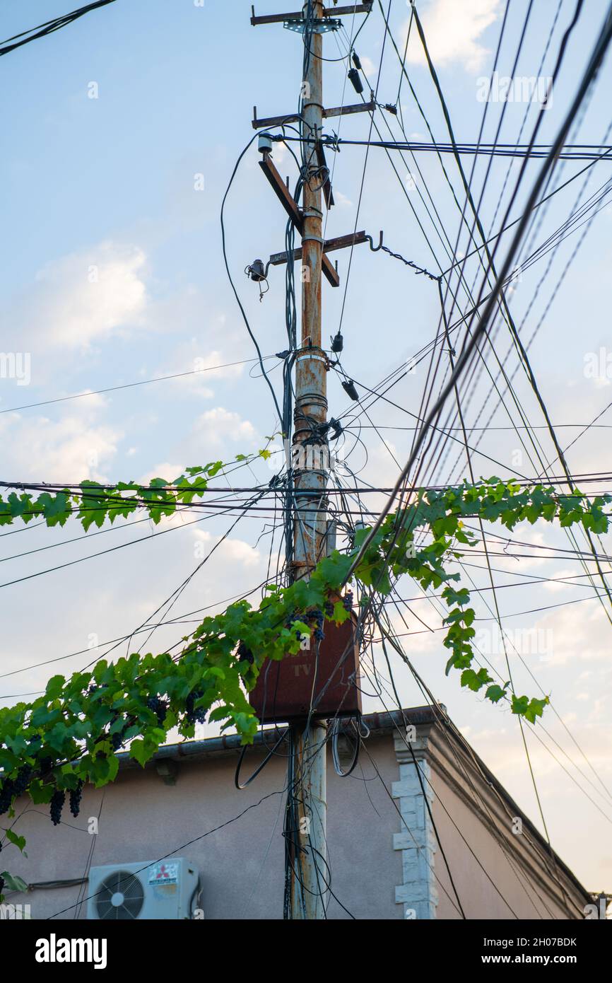 molti fili elettrici sulle strade di kutaisi Foto Stock