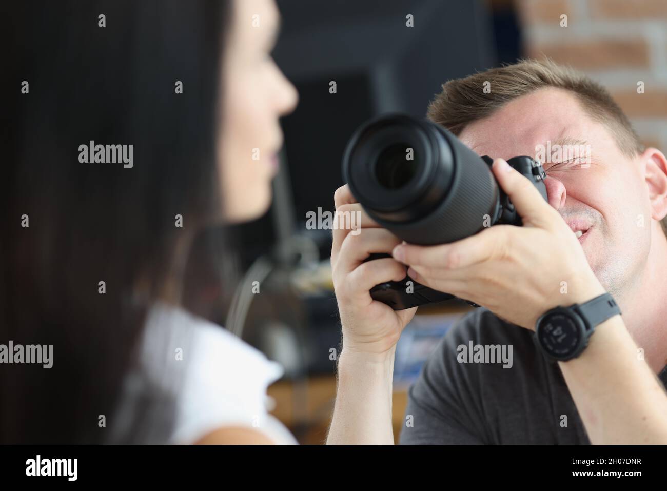 Uomo fotografo sta scattando le foto di donna primo piano Foto Stock