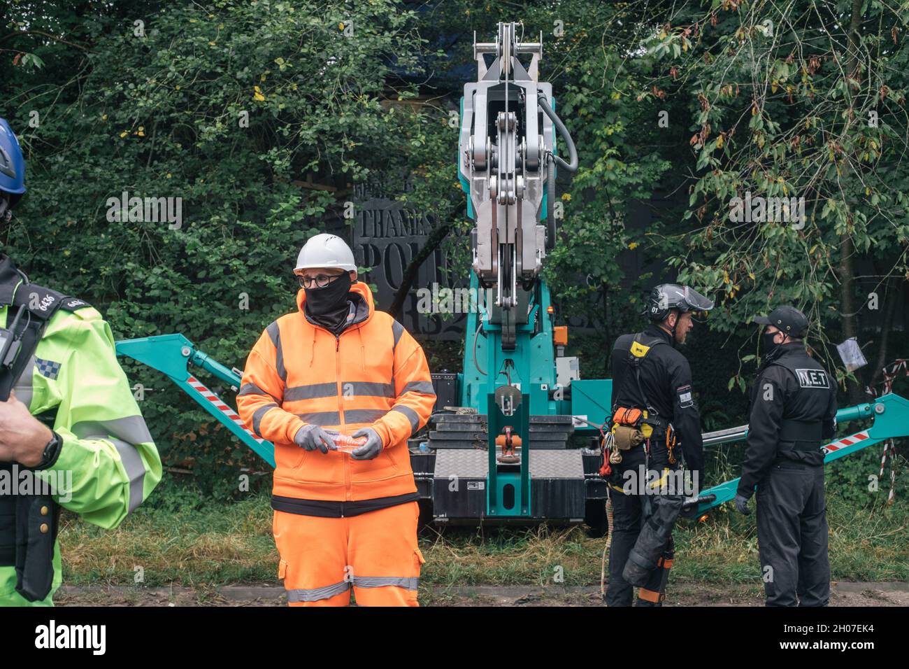 Wendover, Inghilterra, Regno Unito 10 ottobre 2021. Nelle prime ore di domenica mattina arrivano circa 100 membri del National Eviction Team (NET) e della polizia per sgombrare i manifestanti di Stop HS2 dal campo di resistenza attiva di Wendover. Il campo, attivo da due anni, è stato uno degli ultimi grandi campi di protesta rimasti ad essere sfrattati. I manifestanti in una parte del campo noto come 'la gabbia' bloccato in una casa di alberi e una vasca da bagno appollaiato sopra il terreno su una piattaforma rialzata. Tutti e quattro sono stati rimossi e allontanati senza arresto o carica. Foto Stock