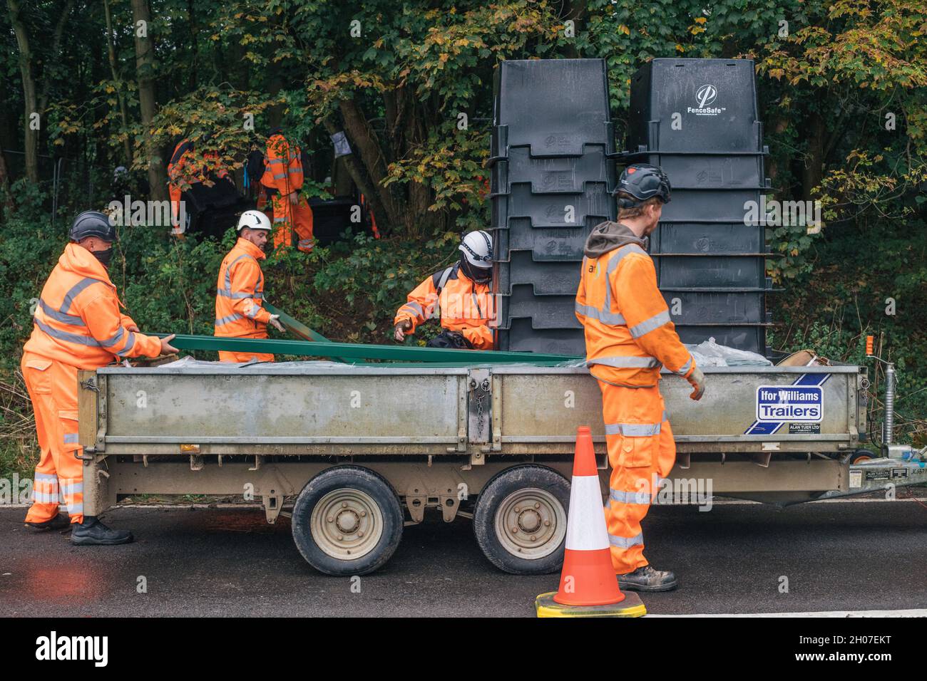 Wendover, Inghilterra, Regno Unito 10 ottobre 2021. Nelle prime ore di domenica mattina arrivano circa 100 membri del National Eviction Team (NET) e della polizia per sgombrare i manifestanti di Stop HS2 dal campo di resistenza attiva di Wendover. Il campo, attivo da due anni, è stato uno degli ultimi grandi campi di protesta rimasti ad essere sfrattati. I manifestanti in una parte del campo noto come 'la gabbia' bloccato in una casa di alberi e una vasca da bagno appollaiato sopra il terreno su una piattaforma rialzata. Tutti e quattro sono stati rimossi e allontanati senza arresto o carica. Foto Stock