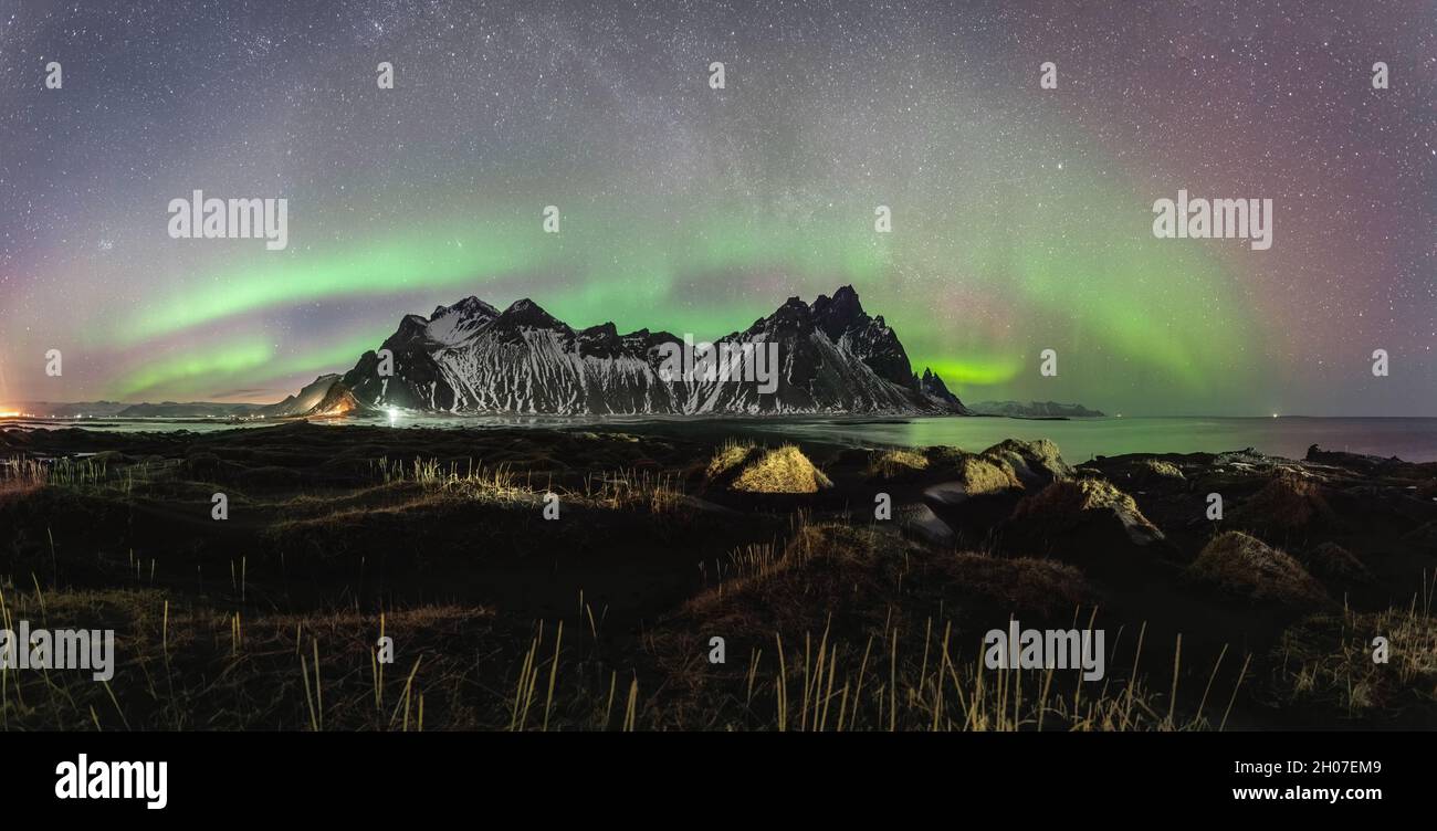Vestrahorn Stockknes Catena Montuosa Con Aurora Boreale E Riflessione vestrahorn-stockknes-catena-montuosa-con-aurora-boreale-e-riflessione