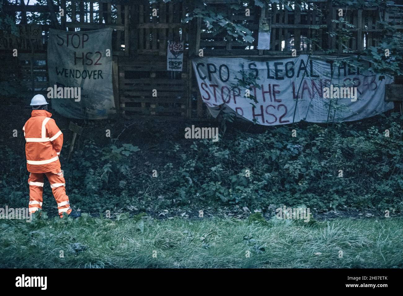 Wendover, Inghilterra, Regno Unito 10 ottobre 2021. Nelle prime ore di domenica mattina arrivano circa 100 membri del National Eviction Team (NET) e della polizia per sgombrare i manifestanti di Stop HS2 dal campo di resistenza attiva di Wendover. Il campo, attivo da due anni, è stato uno degli ultimi grandi campi di protesta rimasti ad essere sfrattati. I manifestanti in una parte del campo noto come 'la gabbia' bloccato in una casa di alberi e una vasca da bagno appollaiato sopra il terreno su una piattaforma rialzata. Tutti e quattro sono stati rimossi e allontanati senza arresto o carica. Foto Stock