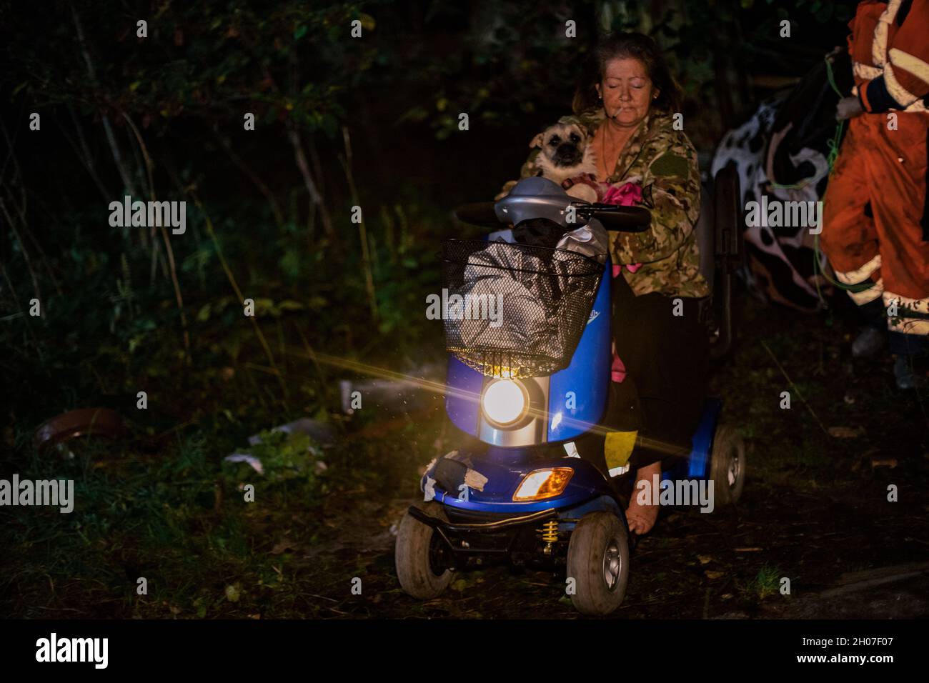 Wendover, Inghilterra, Regno Unito 10 ottobre 2021. Nelle prime ore di domenica mattina arrivano circa 100 membri del National Eviction Team (NET) e della polizia per sgombrare i manifestanti di Stop HS2 dal campo di resistenza attiva di Wendover. Il campo, attivo da due anni, è stato uno degli ultimi grandi campi di protesta rimasti ad essere sfrattati. I manifestanti in una parte del campo noto come 'la gabbia' bloccato in una casa di alberi e una vasca da bagno appollaiato sopra il terreno su una piattaforma rialzata. Tutti e quattro sono stati rimossi e allontanati senza arresto o carica. Foto Stock