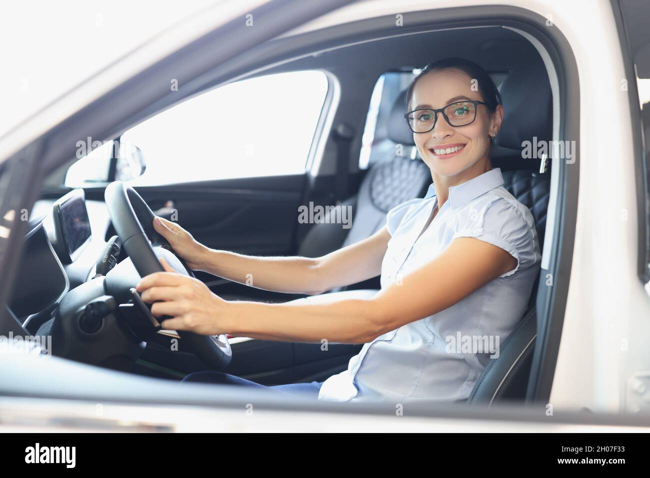 Ritratto di felice sorridente donna guida nuovo primo piano auto Foto Stock