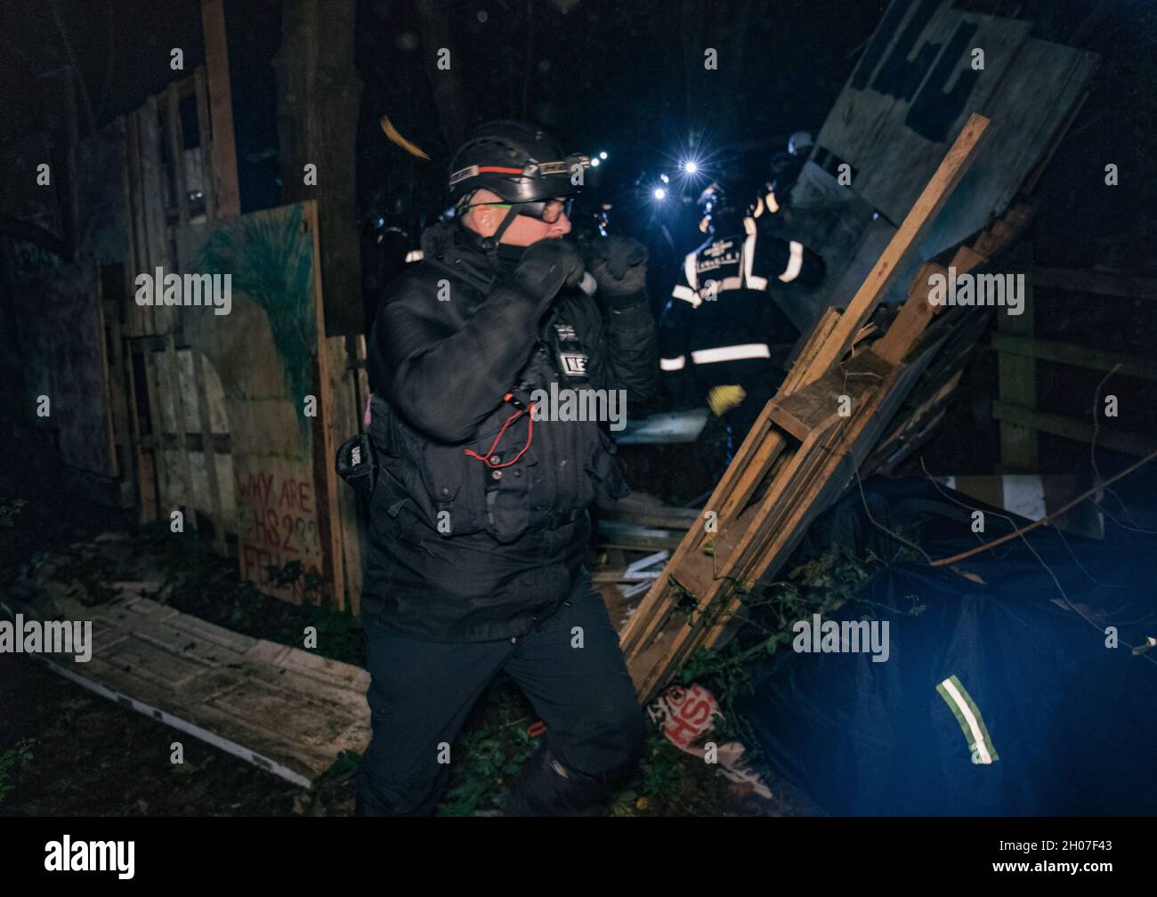 Wendover, Inghilterra, Regno Unito 10 ottobre 2021. Nelle prime ore di domenica mattina arrivano circa 100 membri del National Eviction Team (NET) e della polizia per sgombrare i manifestanti di Stop HS2 dal campo di resistenza attiva di Wendover. Il campo, attivo da due anni, è stato uno degli ultimi grandi campi di protesta rimasti ad essere sfrattati. I manifestanti in una parte del campo noto come 'la gabbia' bloccato in una casa di alberi e una vasca da bagno appollaiato sopra il terreno su una piattaforma rialzata. Tutti e quattro sono stati rimossi e allontanati senza arresto o carica. Foto Stock