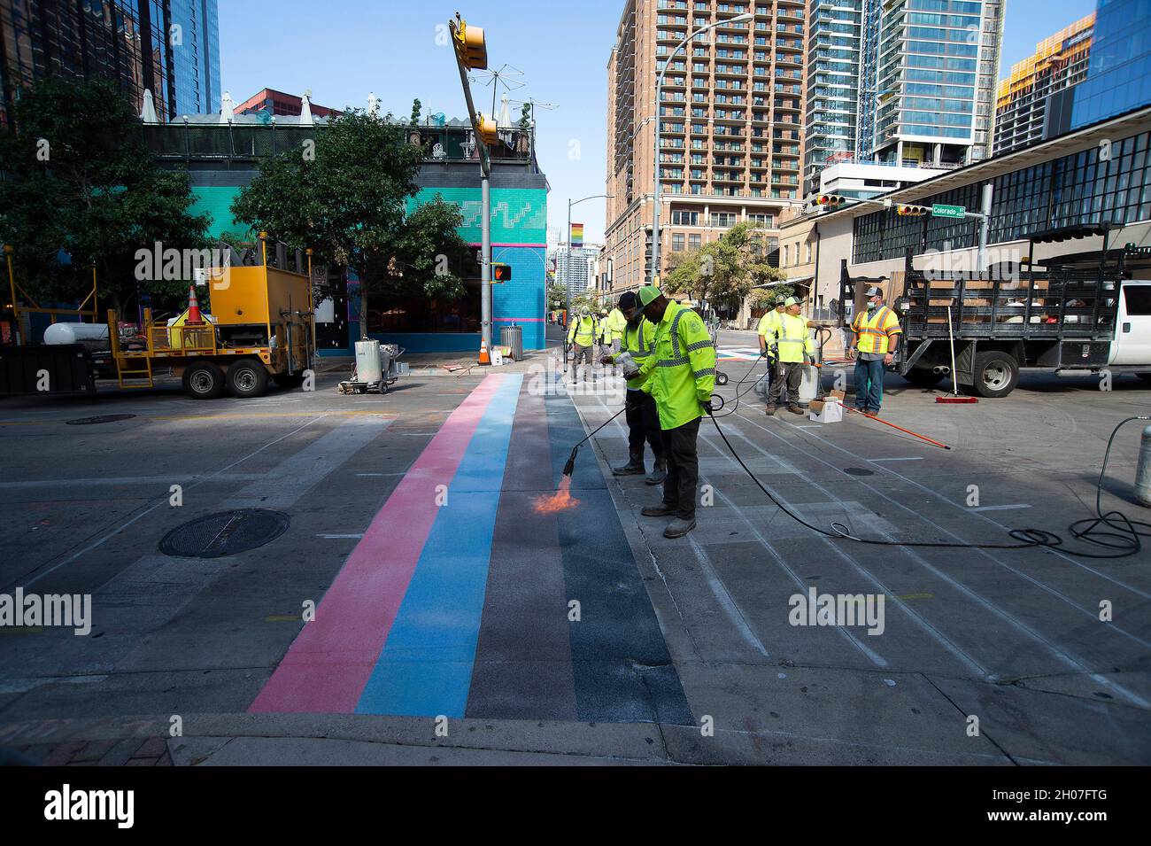 Austin, Texas, 11 ottobre 2021. Giorno nazionale di uscita. 11 ottobre 2021. Gli equipaggi del City of Austin Transportation Department installano un crosswalk creativo che assomiglia alla bandiera Progressive Pride all'incrocio tra Bettie Naylor (Quarta) e Colorado Streets in commemorazione del National Coming out Day. Austin, Texas. Mario Cantu/CSM/Alamy Live News Foto Stock