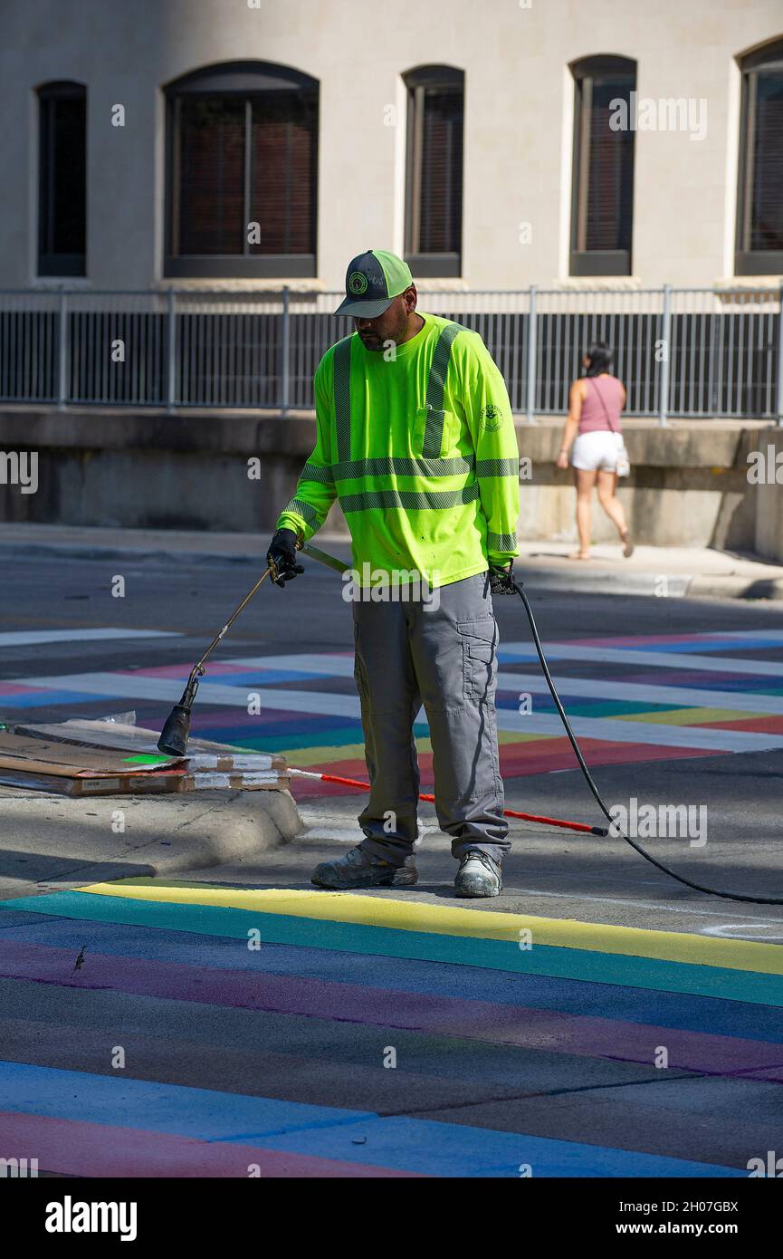 Austin, Texas, 11 ottobre 2021. Giorno nazionale di uscita. 11 ottobre 2021. Gli equipaggi del City of Austin Transportation Department installano un crosswalk creativo che assomiglia alla bandiera Progressive Pride all'incrocio tra Bettie Naylor (Quarta) e Colorado Streets in commemorazione del National Coming out Day. Austin, Texas. Mario Cantu/CSM/Alamy Live News Foto Stock