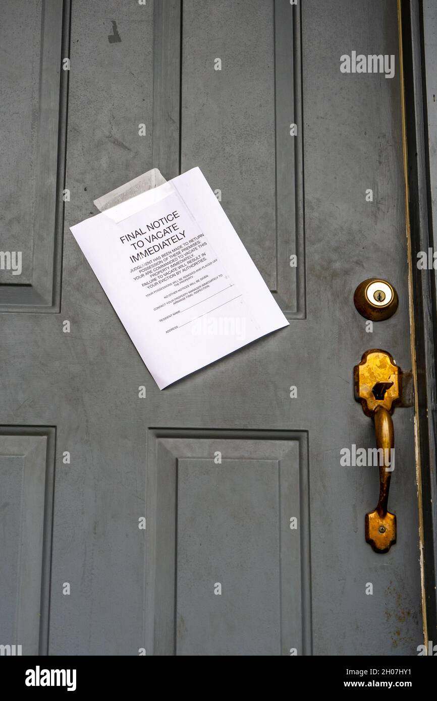 Avviso finale di sfratto da lasciare immediatamente su House Door Foto Stock