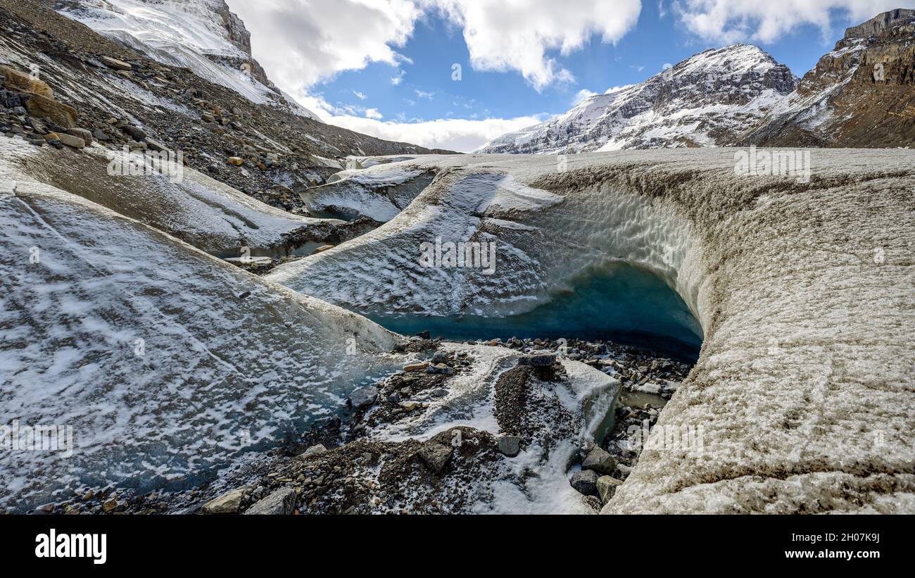 Vista panoramica dei dettagli grafici, delle texture e delle formazioni di ghiaccio del ghiacciaio Athabasca a Columbia Icefield, Jasper National Park, Alberta, Canad Foto Stock