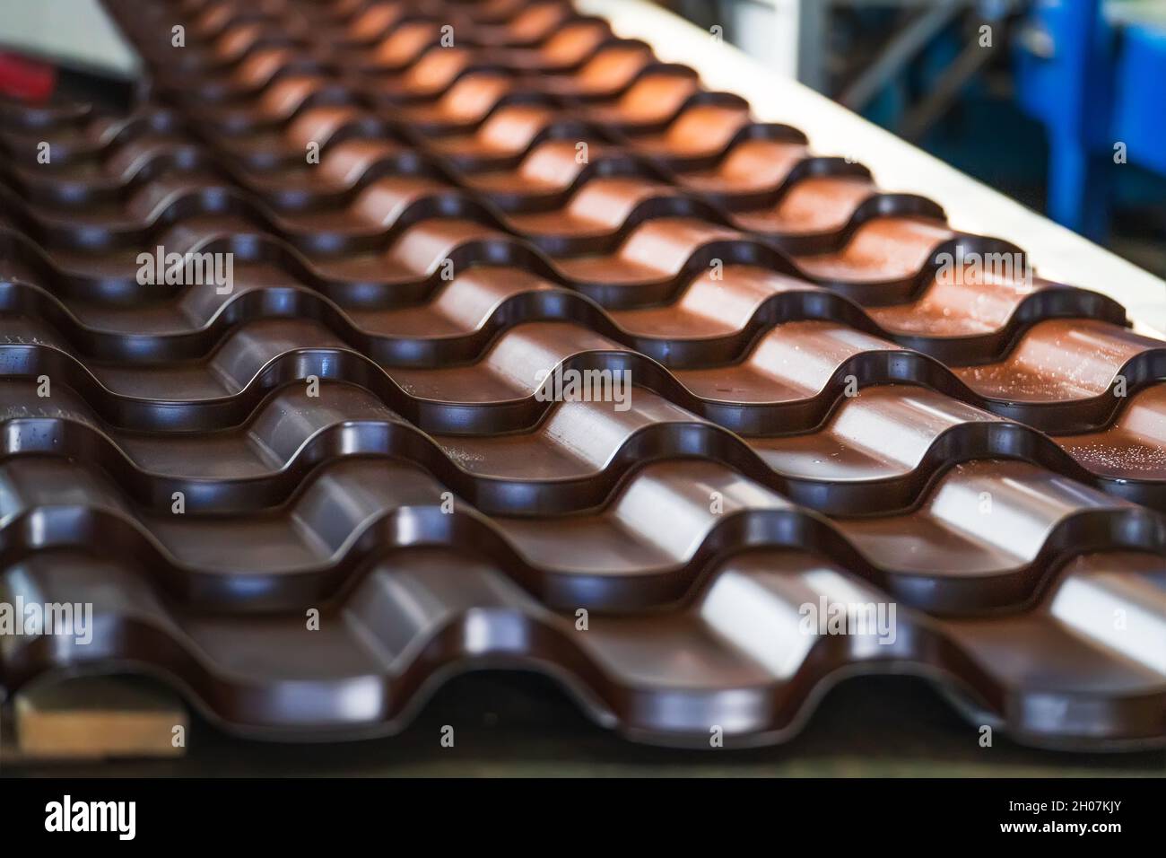 Tegole in metallo corrugato zincato e verniciato per tetto moderno. Foto Stock