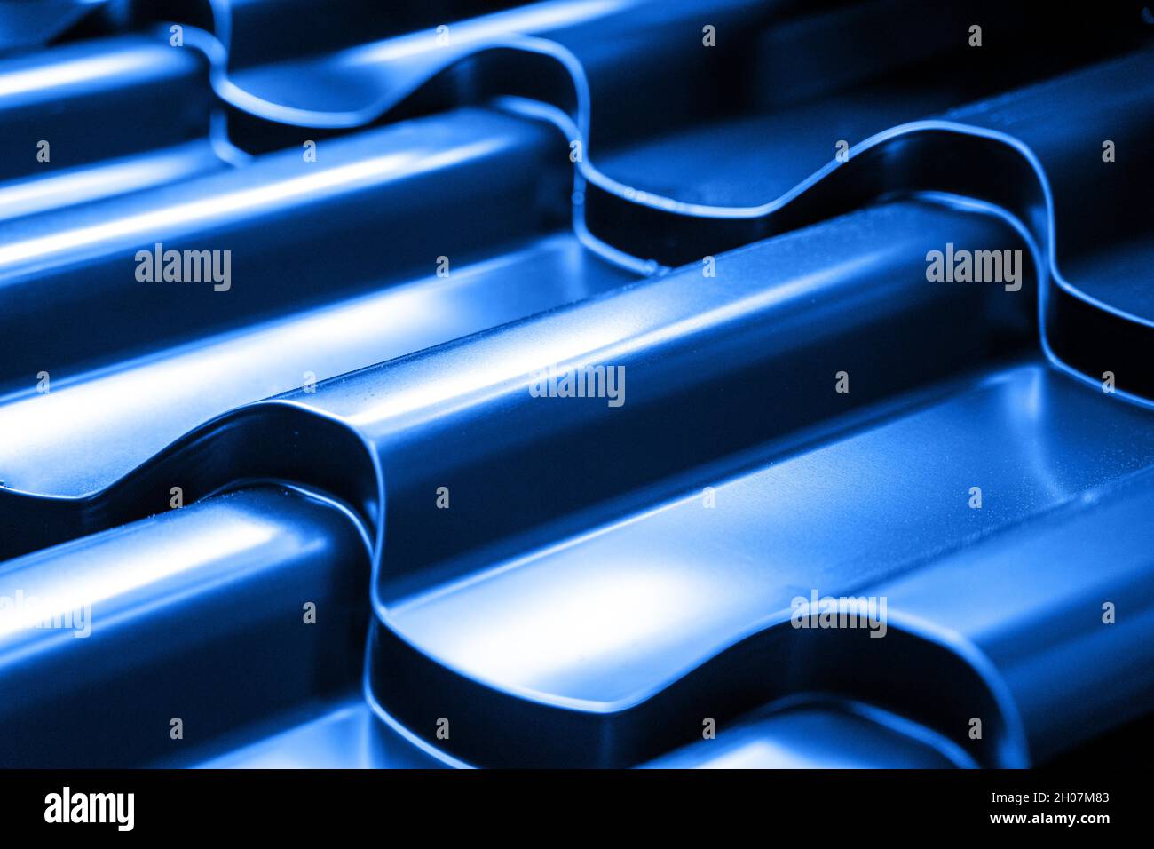 Tegole metalliche di colore blu. Sfondo astratto della superficie industriale in primo piano. Foto Stock