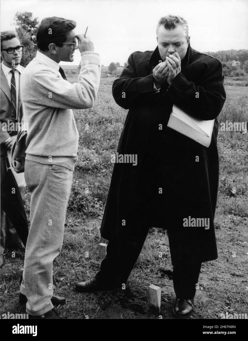 Direttore PIER PAOLO PASOLINI e ORSON WELLES in set location candid durante le riprese del segmento LA RICOTTA scrittore / direttore PIER PAOLO PASOLINI di RoGoPaG 1963 4 cortometraggi scritti e diretti da Roberto Rossellini Jean Luc Godard Pier Paulo Pasolini e Ugo Gregoretti Arco Film / Cineriz / Societe Cinematographique Lyre Foto Stock