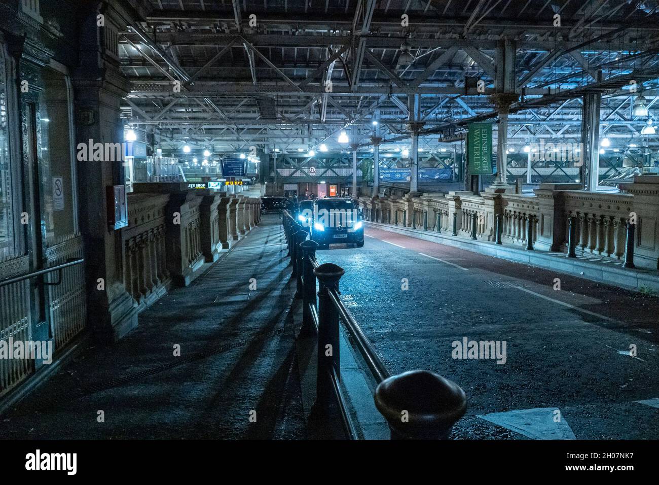 Edimburgo, stazione ferroviaria di Waverley, Scozia, Regno Unito, 11 ottobre 2021: Il re della Malesia (Abdullah di Pahang) (indossando un cappello, occhiali e una copertura blu) circondato dal suo entourage e team di sicurezza, arriva alla stazione ferroviaria di Waverley a Edimburgo. Una flotta di mini bus in attesa, per prendere il re e il suo entourage off. La British Transport Police ha fornito anche una maggiore sicurezza. Credit Barry Nixon/Alamy Live News Foto Stock