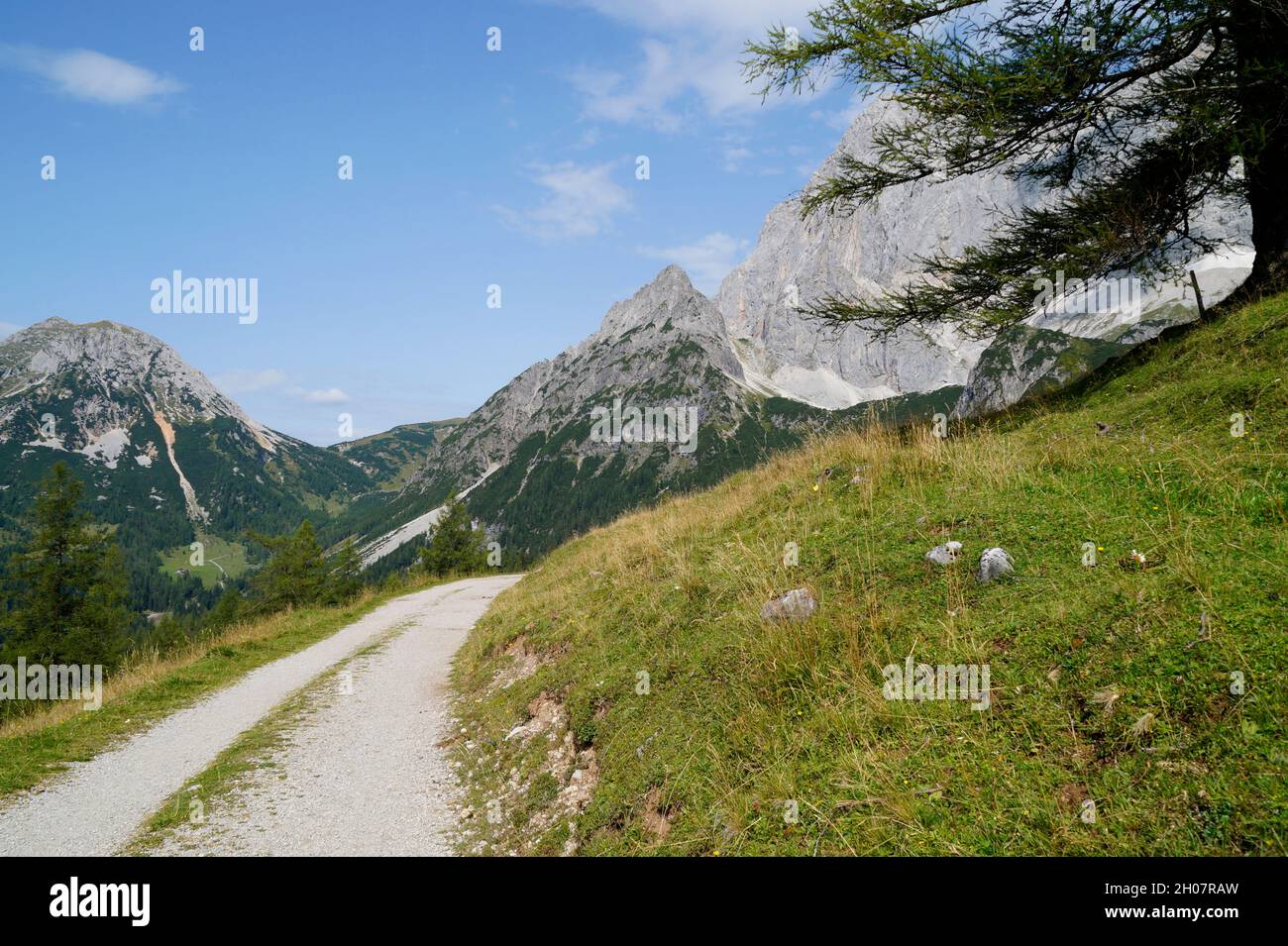 Un sentiero che conduce attraverso la panoramica regione alpina di Schladming-Dachstein in Austria Foto Stock