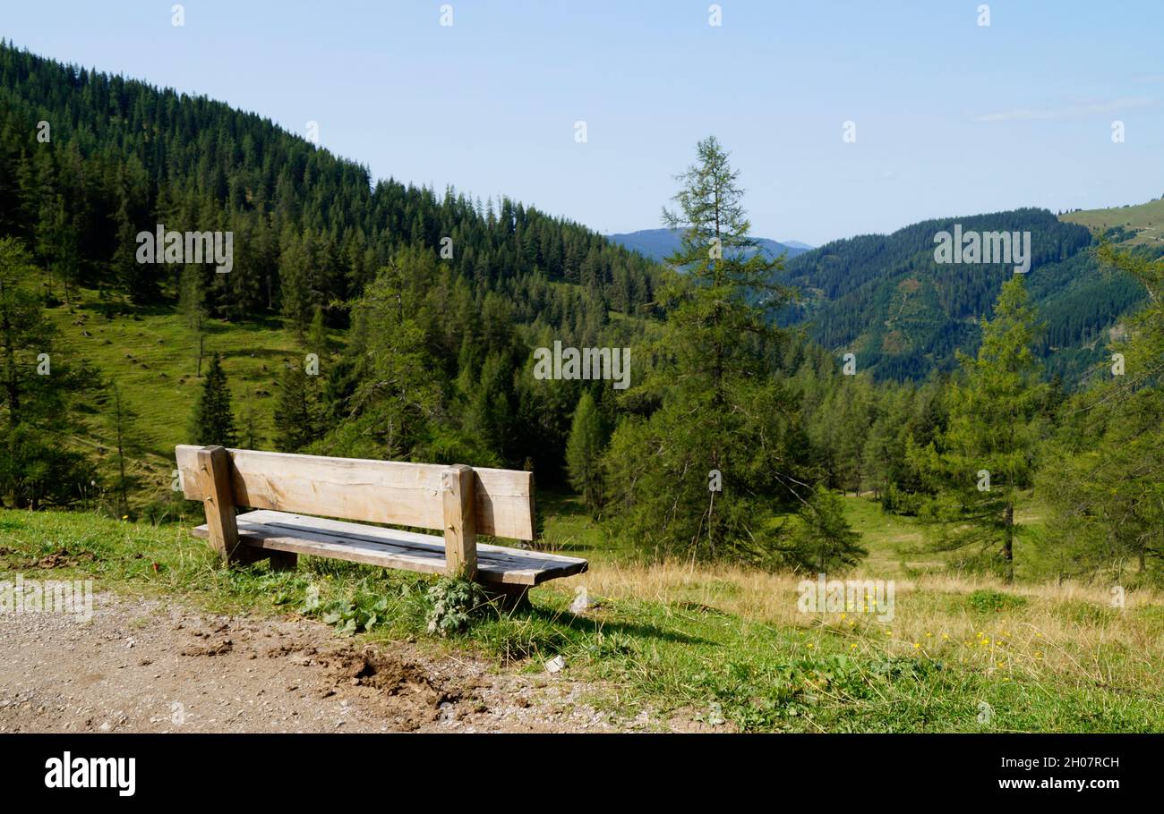 Una panca di legno a Neustatt Alm nelle Alpi austriache nella regione di Dachstein (Stiria in Austria) Foto Stock