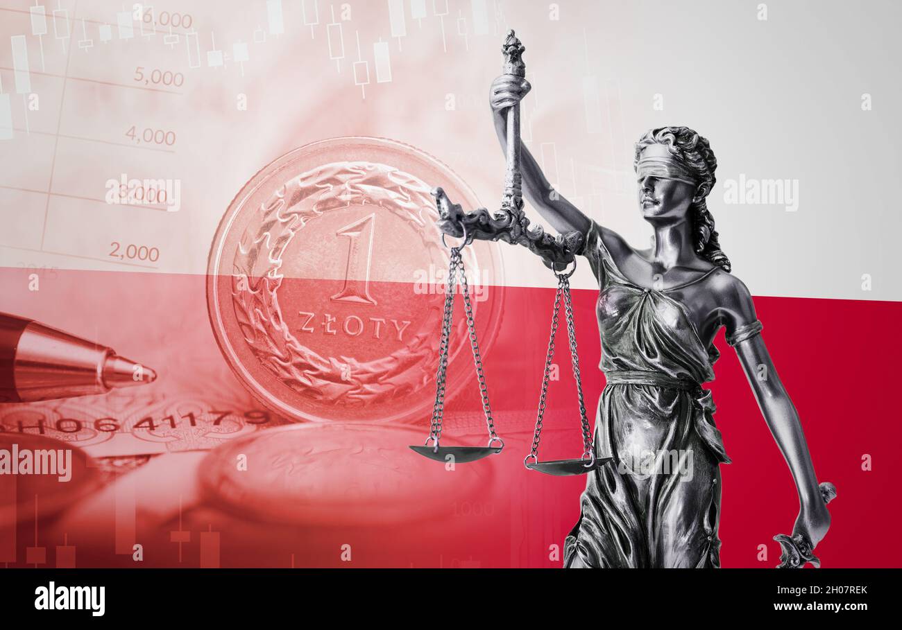Concetto di legge con la giustizia della signora. Composizione con bandiera polacca e moneta Zloty sullo sfondo Foto Stock