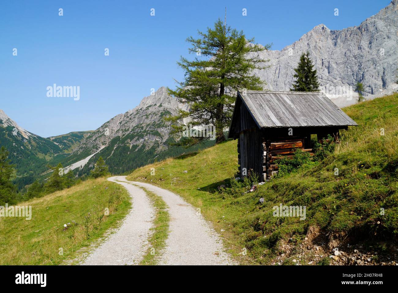 Un sentiero escursionistico attraverso il pittoresco paesaggio alpino della regione di Dachstein in Austria Foto Stock