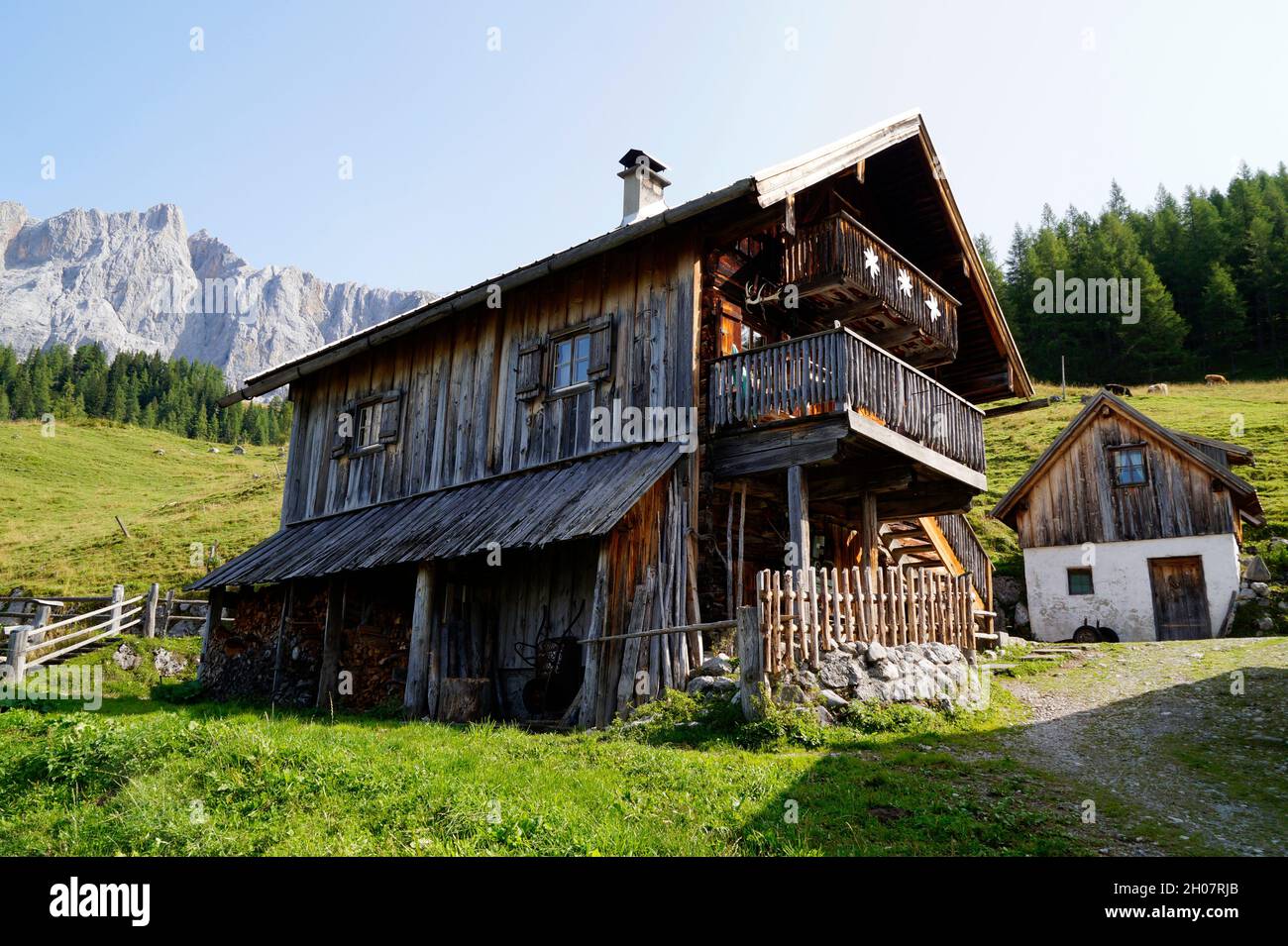 Belle case in legno tradizionali di Neustatt Alm nelle Alpi austriache della regione di Dachstein (Stiria in Austria) Foto Stock