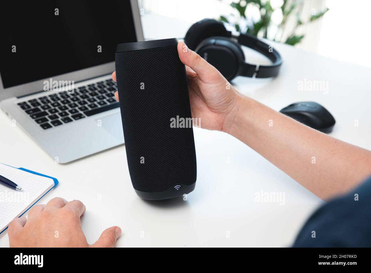 Uomo che utilizza un altoparlante intelligente. Dispositivo domestico intelligente e moderno, assistente intelligente Foto Stock