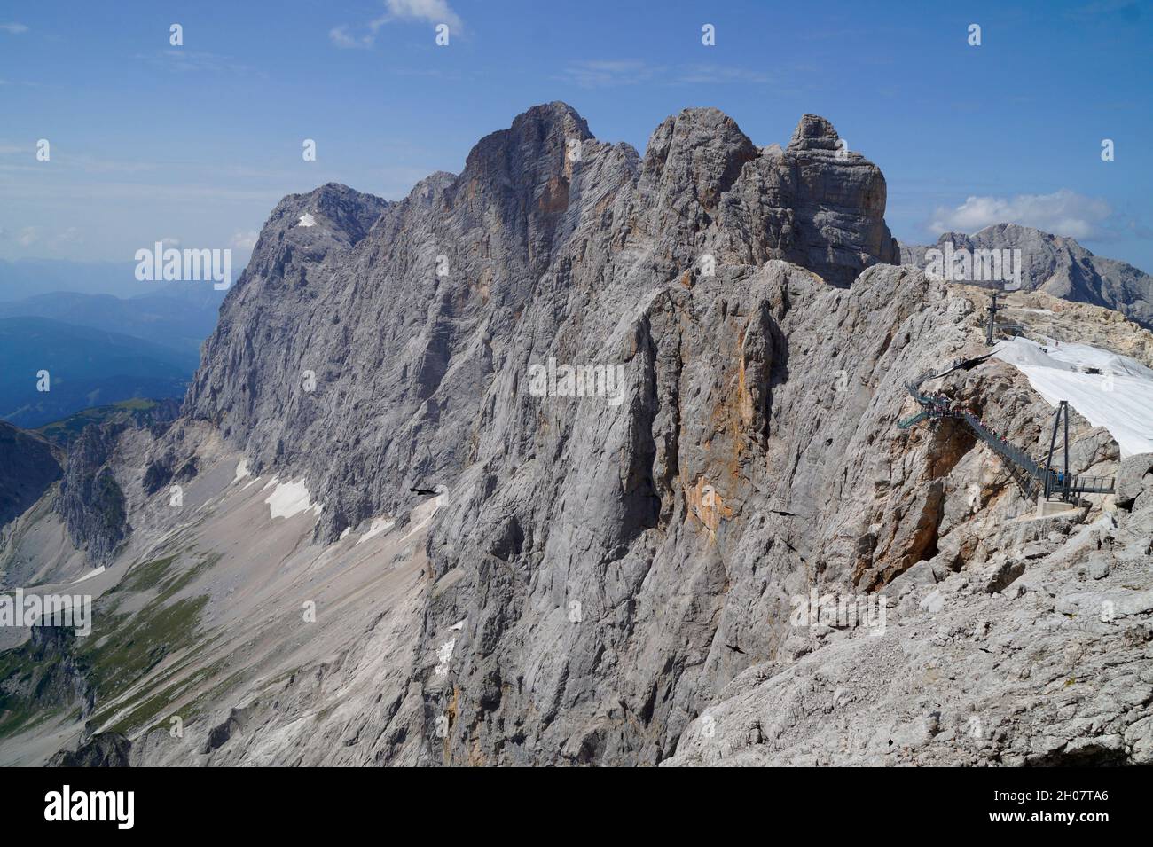 Bella alta nevosa montagna Dachstein in Austria (Steiermark nelle Alpi) Foto Stock