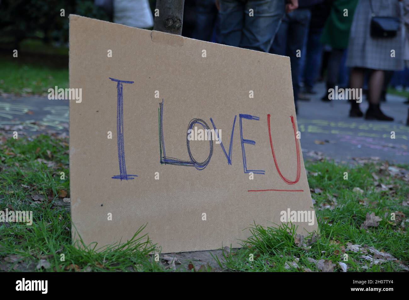 Striscione fatto a mano con slogan Io amo U sul campo durante la manifestazione pubblica per sostenere l'appartenenza della Polonia all'UE Foto Stock