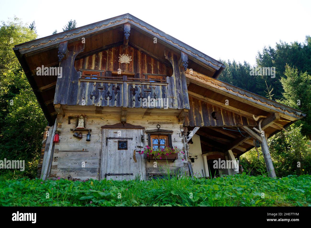 Una bella cabina rustica tradizionale in legno nelle Alpi austriache della regione di Dachstein (Austria) Foto Stock