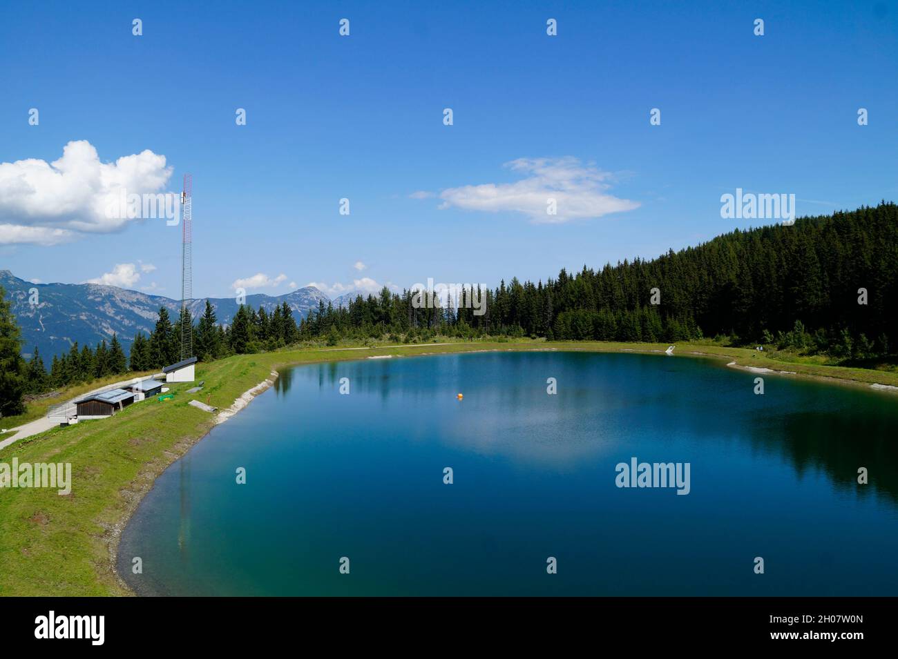 Un bellissimo serbatoio d'acqua nelle Alpi austriache della regione di Dachstein (Austria) Foto Stock