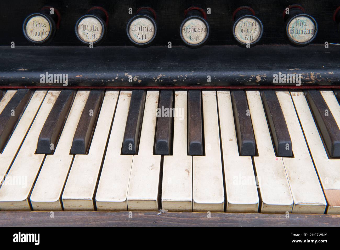 Paesaggio di una tastiera e manopole di controllo da un gettato vintage Home pompa organo che non è più voluto. Foto Stock