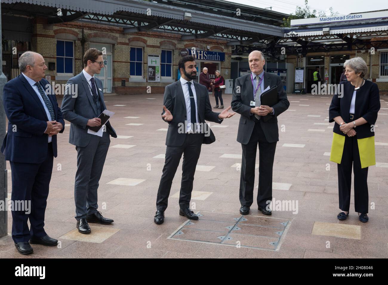 Maidenhead, Regno Unito. 11 Ottobre 2021. ASIM Zeb del Centro di progetto parla in occasione dell'apertura di un nuovo piazzale della stazione Maidenhead. La ristrutturazione di 3,75 milioni di sterline ha lo scopo di rendere l'area intorno alla stazione più favorevole ai pendolari in previsione di un aumento dei passeggeri all'apertura della Crossrail e di migliorare sia lo scambio tra treni e altre forme di trasporto, sia i collegamenti a piedi e in bicicletta tra la stazione e il centro città. Credit: Mark Kerrison/Alamy Live News Foto Stock