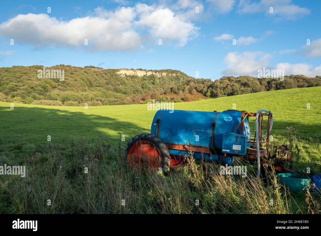 Whitestone Cliff, colline di Hambleton con macchinari agricoli, North Yorkshire, Inghilterra, Regno Unito Foto Stock