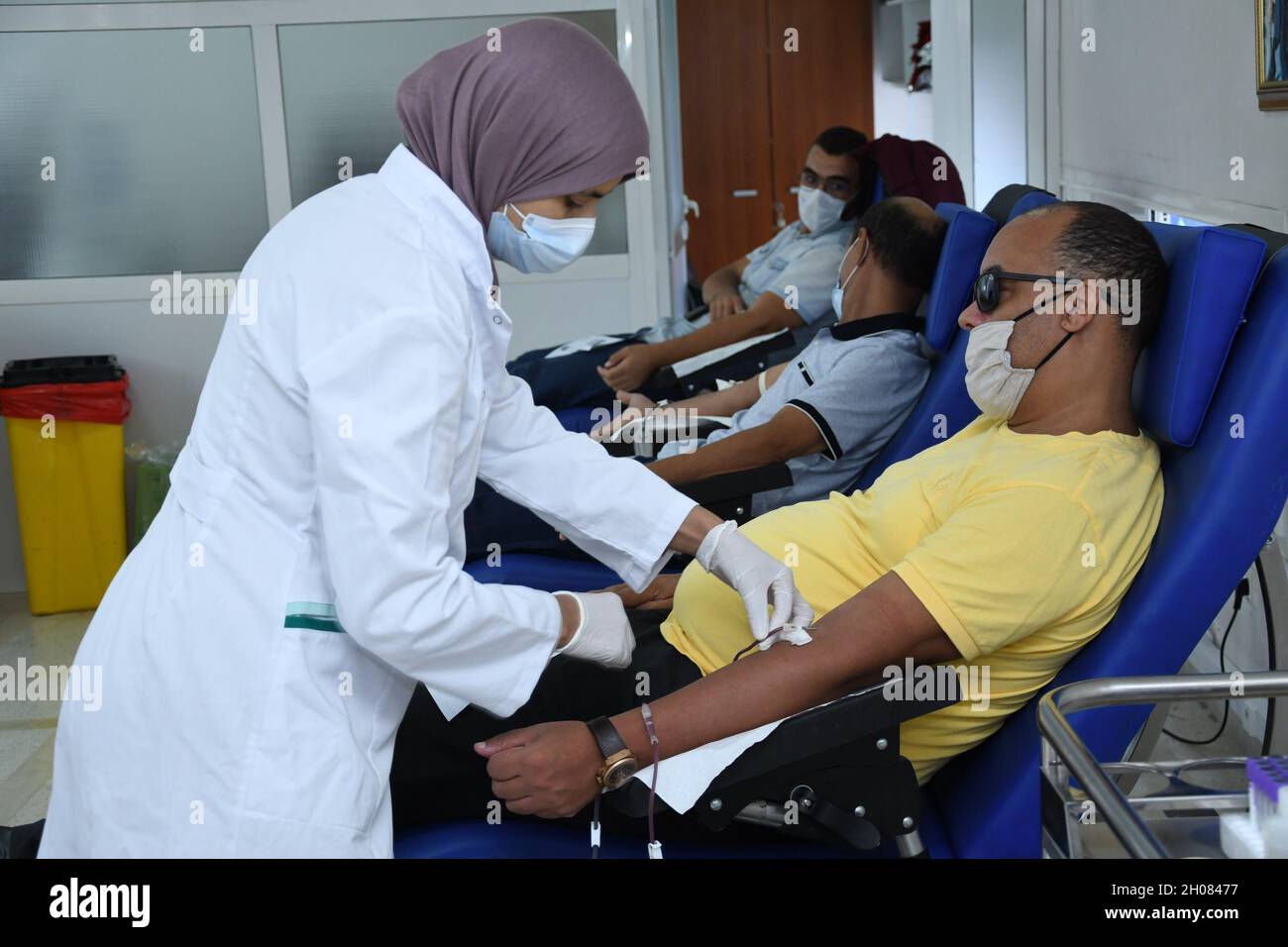 Rabat, Marocco. 11 ottobre 2021. Le persone donano sangue come la domanda di aumento di sangue in modo significativo a Rabat, Marocco, il 11 ottobre 2021. Credit: Chadi/Xinhua/Alamy Live News Foto Stock