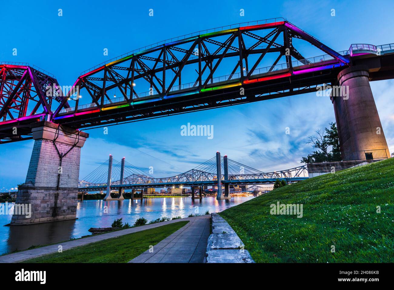 Big Four Bridge al tramonto sul fiume Ohio tra Jeffersonville, Indiana, e Louisville, Kentucky Foto Stock