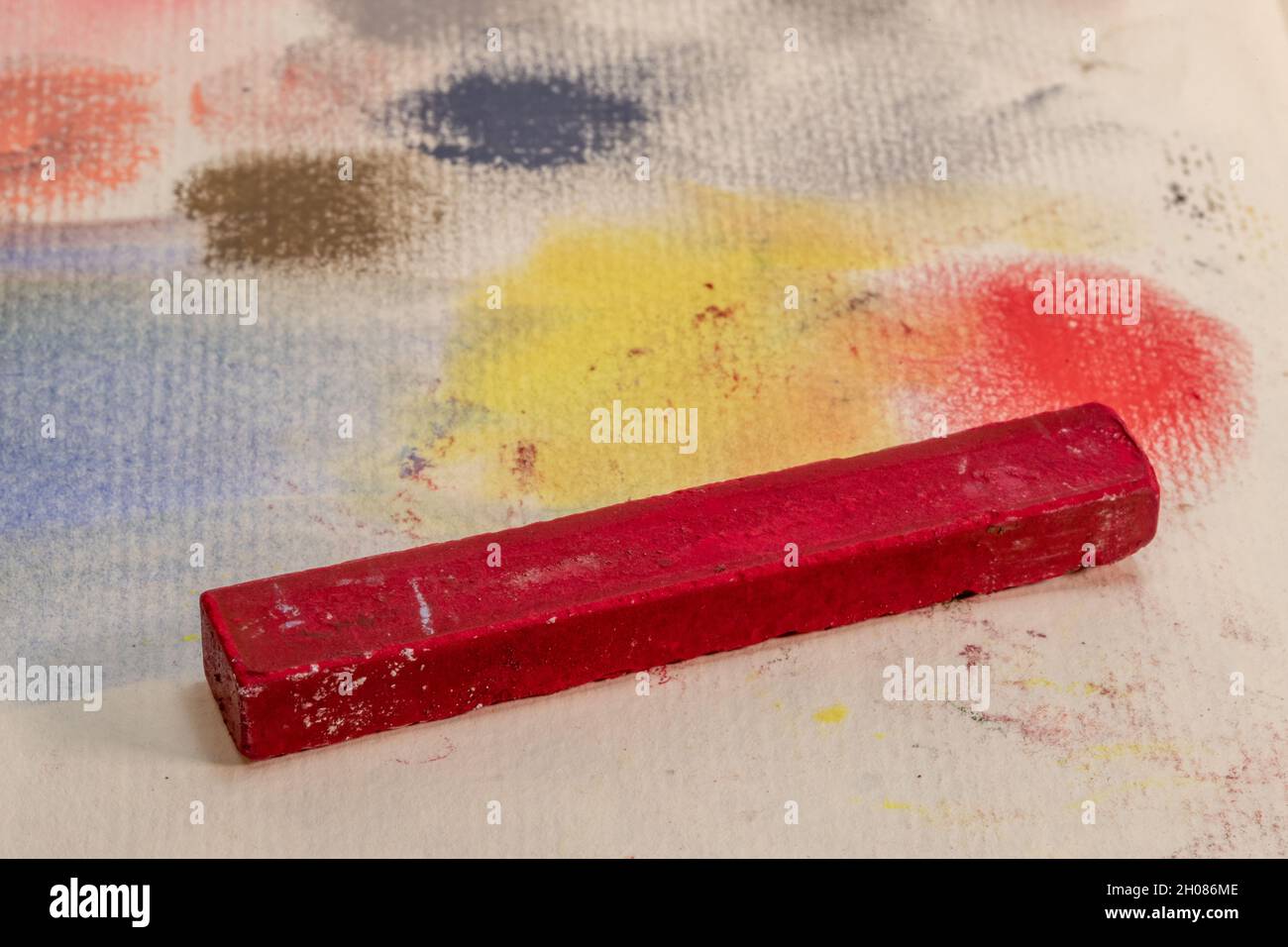 Primo piano di un bastone di gesso rosso vintage sulla carta Foto Stock
