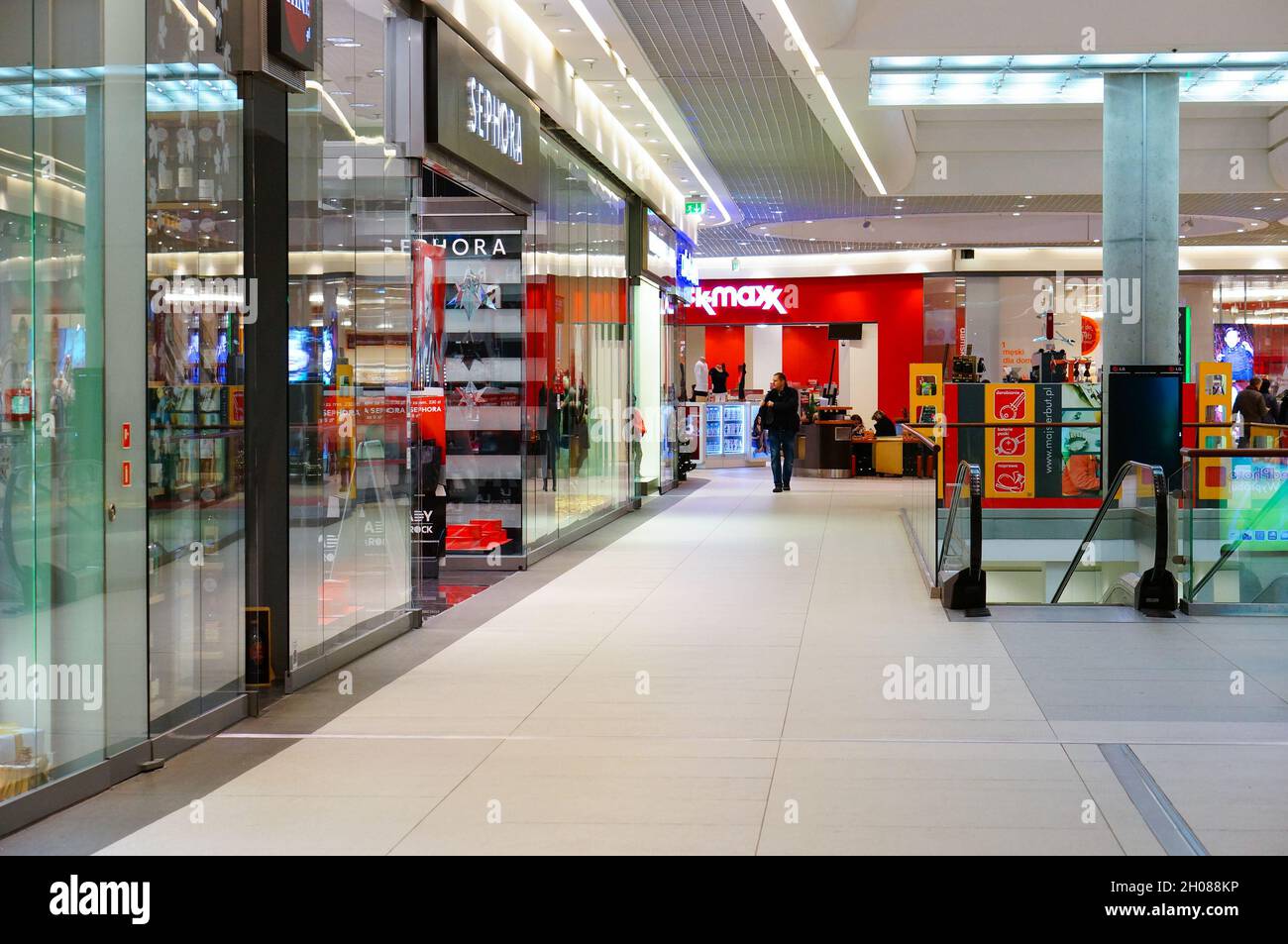 POZNAN, POLONIA - 10 febbraio 2016: Interno del centro commerciale Galeria Malta con negozi Sephora e TK Maxx Foto Stock