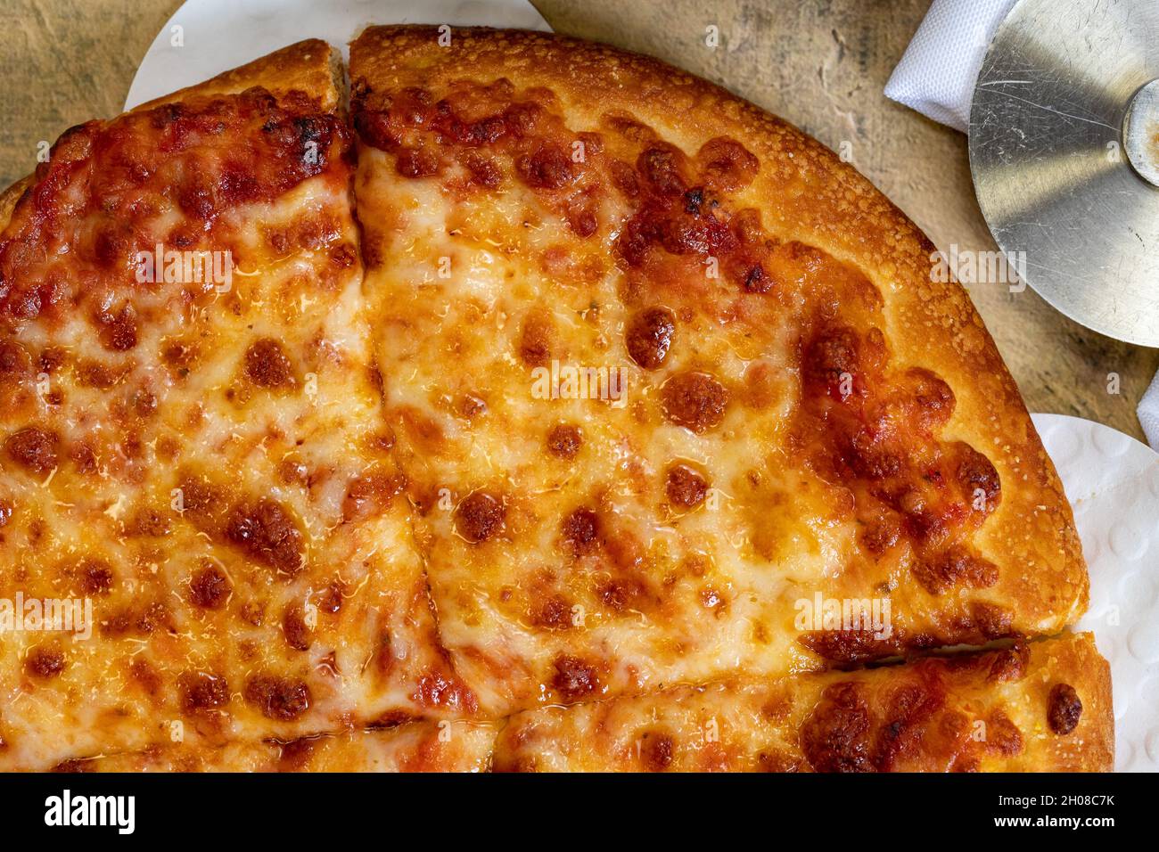 Pizza al formaggio personale di piccole dimensioni con fette per una persona. Foto Stock