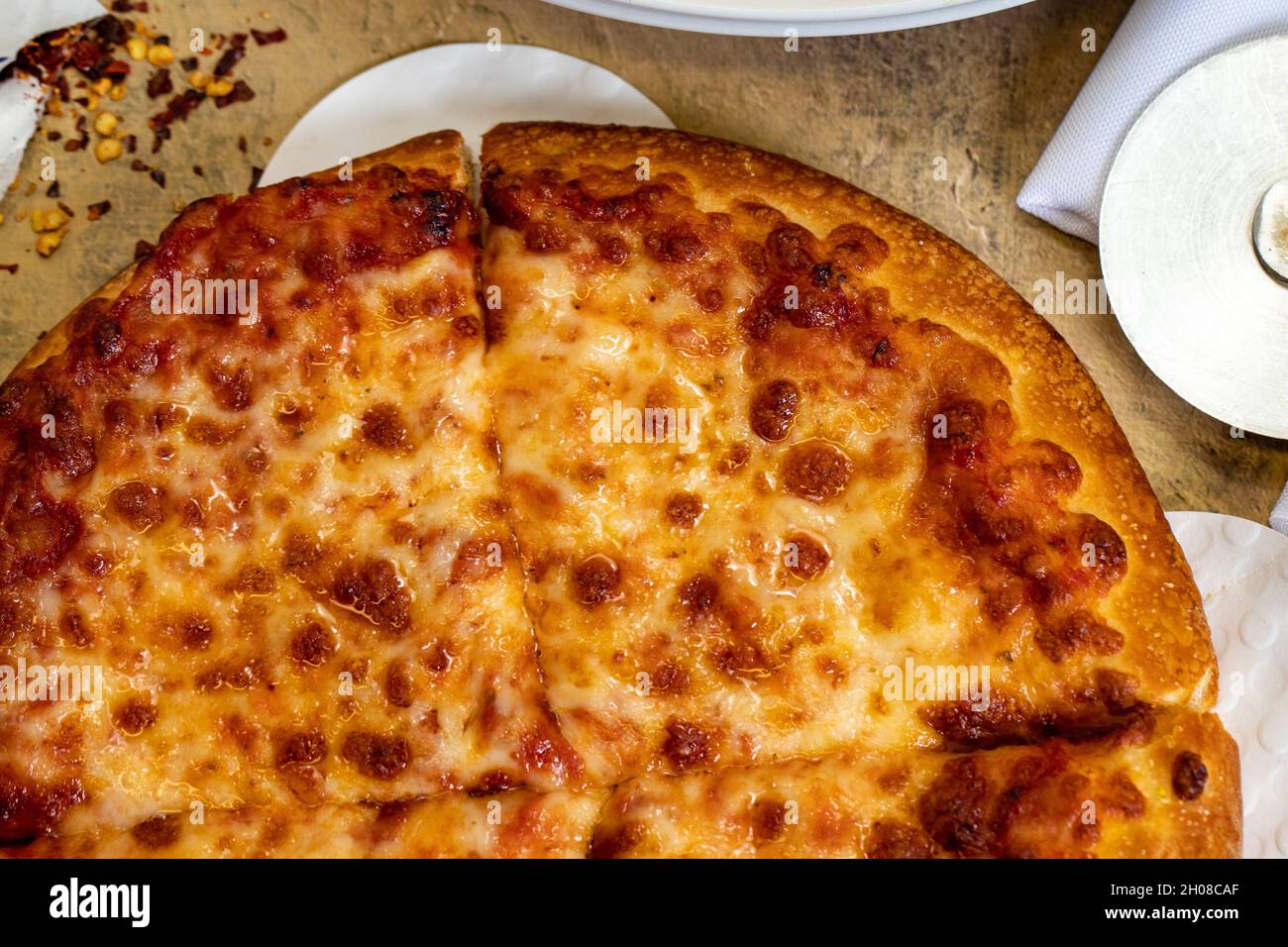 Pizza al formaggio personale di piccole dimensioni con fette per una persona. Foto Stock