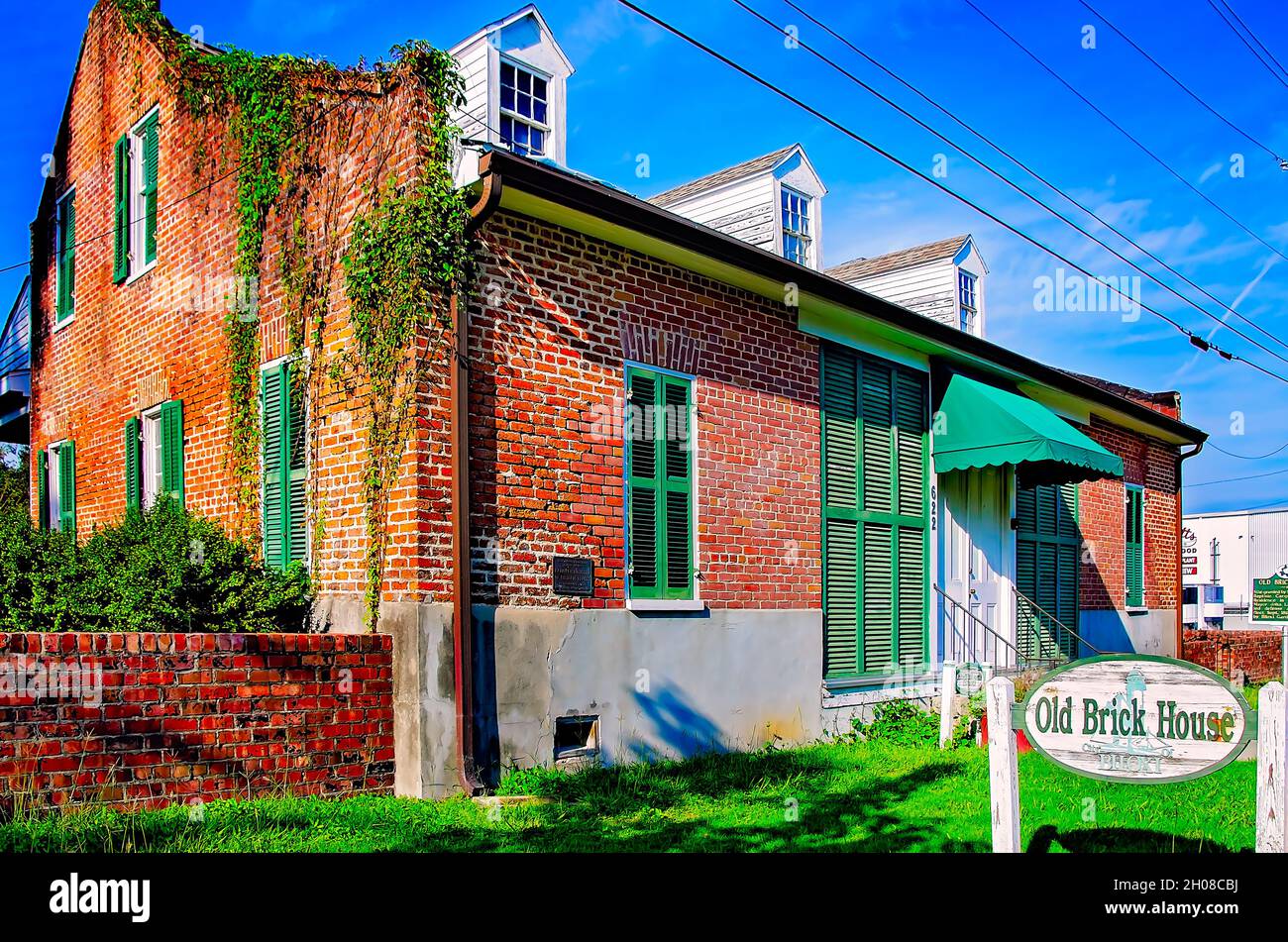 La vecchia Casa di Brick, conosciuta anche come Biloxi Garden Center, è illustrata, il 9 ottobre 2021, a Biloxi, Mississippi. La casa coloniale francese fu costruita nel 1850. Foto Stock