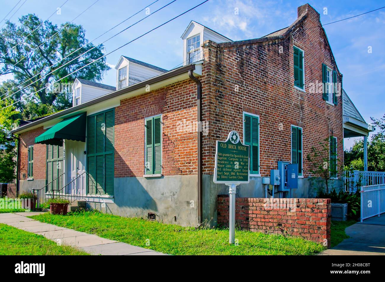 La vecchia Casa di Brick, conosciuta anche come Biloxi Garden Center, è illustrata, il 9 ottobre 2021, a Biloxi, Mississippi. La casa coloniale francese fu costruita nel 1850. Foto Stock