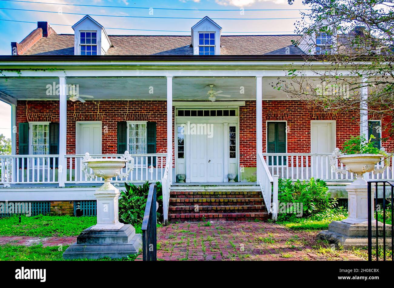 La vecchia Casa di Brick, conosciuta anche come Biloxi Garden Center, è illustrata, il 9 ottobre 2021, a Biloxi, Mississippi. La casa coloniale francese fu costruita nel 1850. Foto Stock