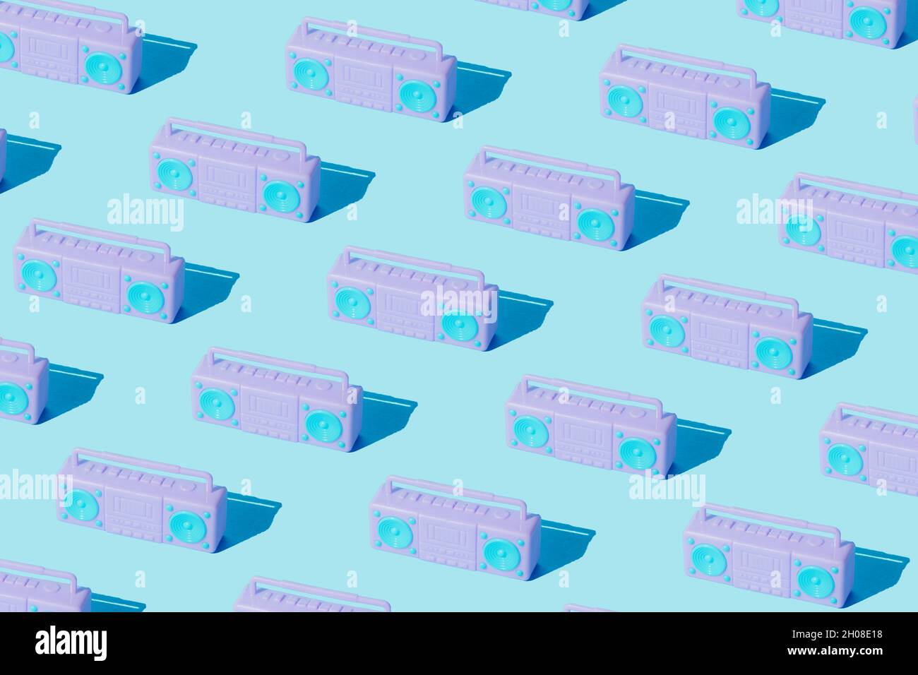 Retro giochi bambini a cassetta mazzo modello giocatore su sfondo blu pastello alla moda. Layout creativo. Tecnologia retrò idea. Musica astratta e festa minimale Foto Stock