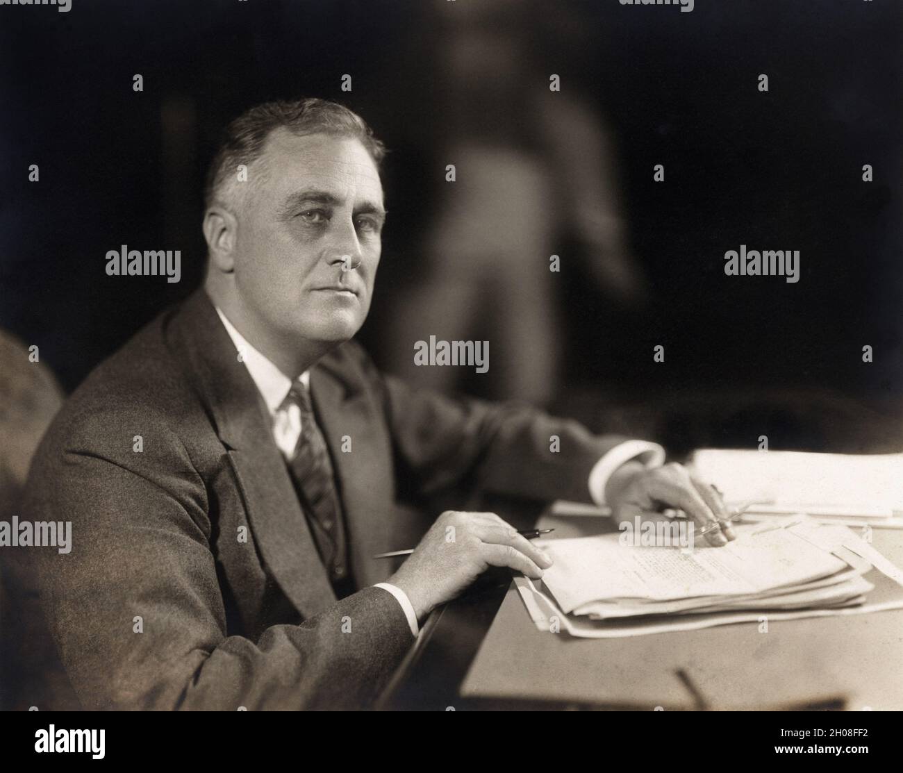 Franklin Roosevelt (1882-1945), trentaduesimo presidente degli Stati Uniti, testa e spalle ritratto seduto alla scrivania, Washington, DC, Stati Uniti, Harris & Ewing, 1933 Foto Stock