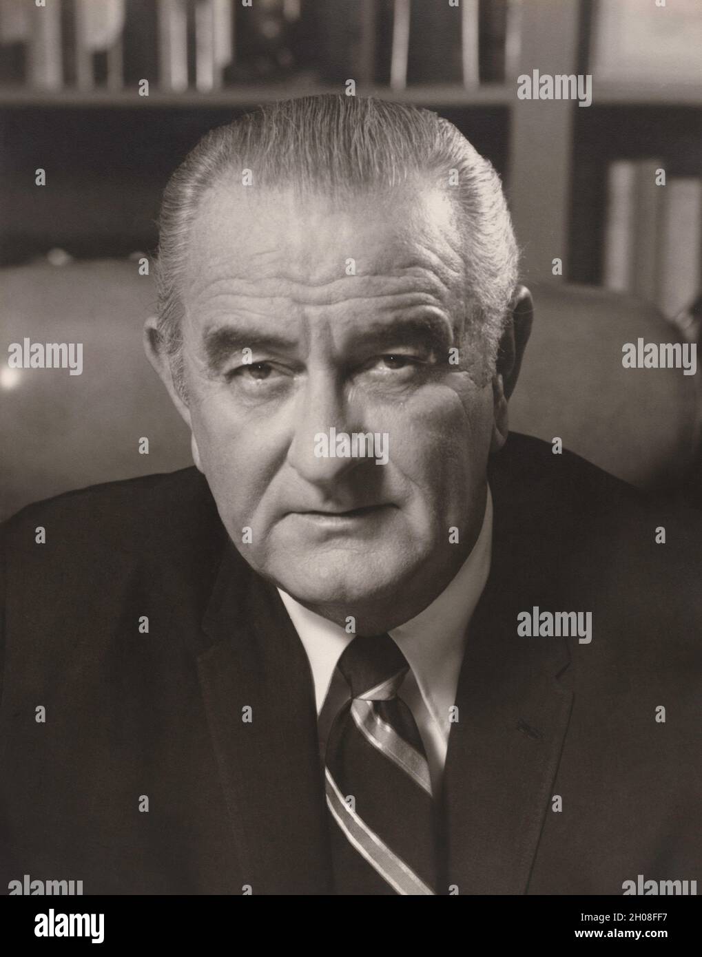 Lyndon B. Johnson (1908-1973), 36° Presidente degli Stati Uniti, testa e spalle ritratto, Oscar bianco, Pach Brothers Studio, 1965 Foto Stock