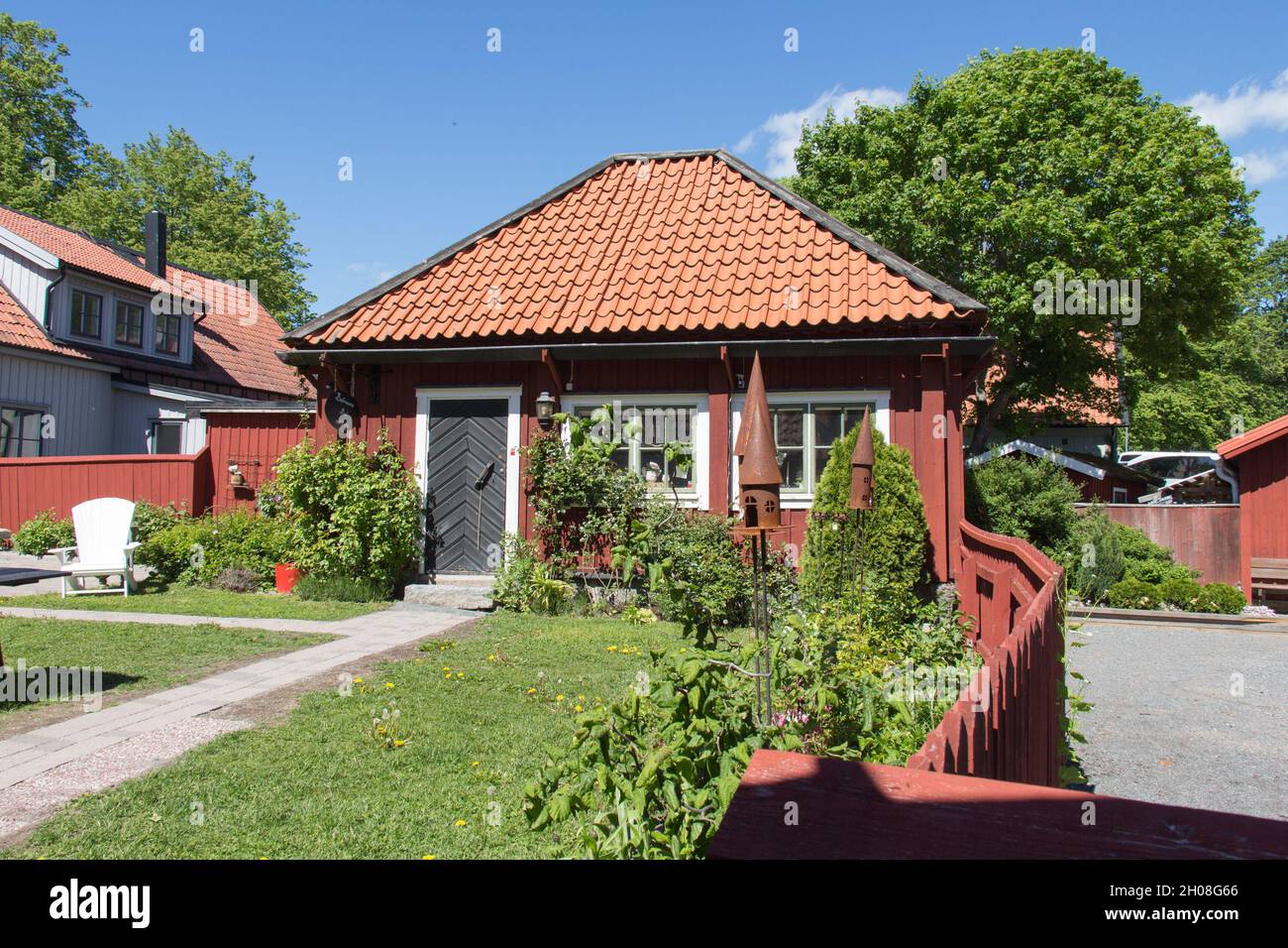 Svezia, Sigtuna - Maggio 31 2019: La vista di una casa tipica in una giornata di sole il 31 2019 maggio a Sigtuna, Svezia. Foto Stock