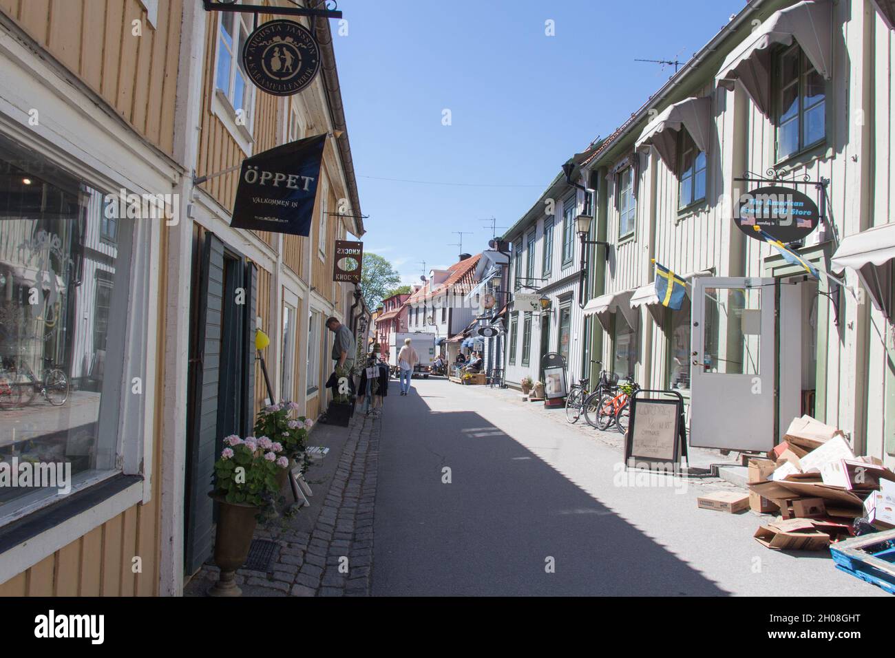 Svezia, Sigtuna - Maggio 31 2019: La vista di un gatan Stora in una giornata di sole, la vecchia strada principale il 31 2019 maggio a Sigtuna, Svezia. Foto Stock