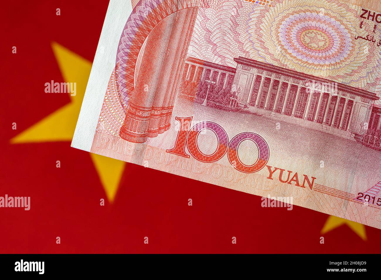 Cina 100 yuan denaro e bandiera. Concetto di guerra commerciale, economia e mercato finanziario cinese Foto Stock